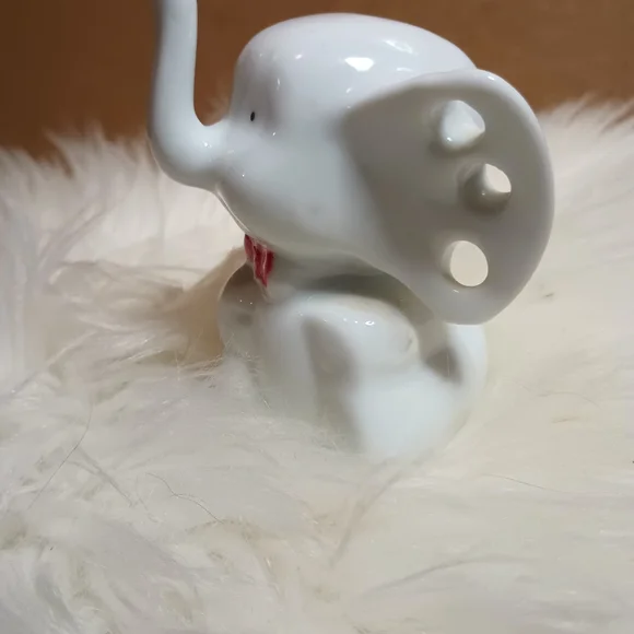 vintage elephant earrings holder trunk up for good luck! - Picture 5 of 6